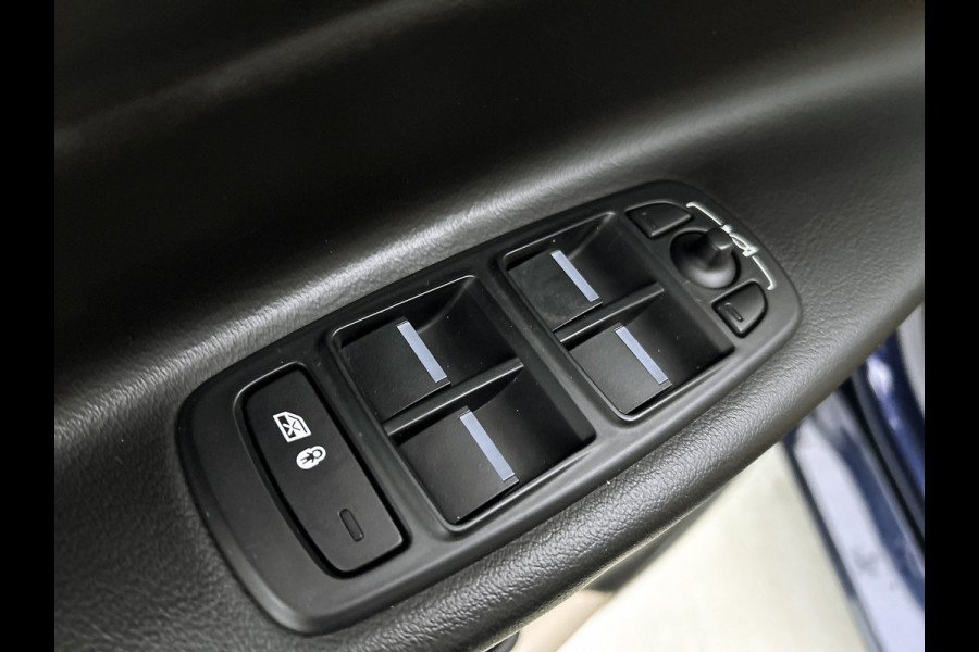 Jaguar XE 2.0 Prestige Automaat / Navigatie / Leder / Cruise-ctr. / Lmv 17"/ Stoelverw. / Camera / Apk 11-2026