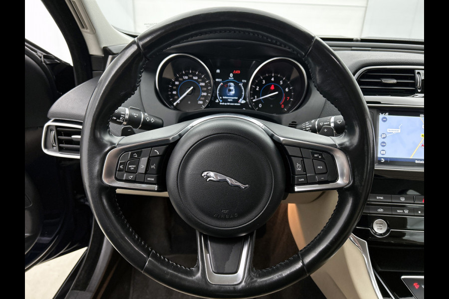 Jaguar XE 2.0 Prestige Automaat / Navigatie / Leder / Cruise-ctr. / Lmv 17"/ Stoelverw. / Camera / Apk 11-2026