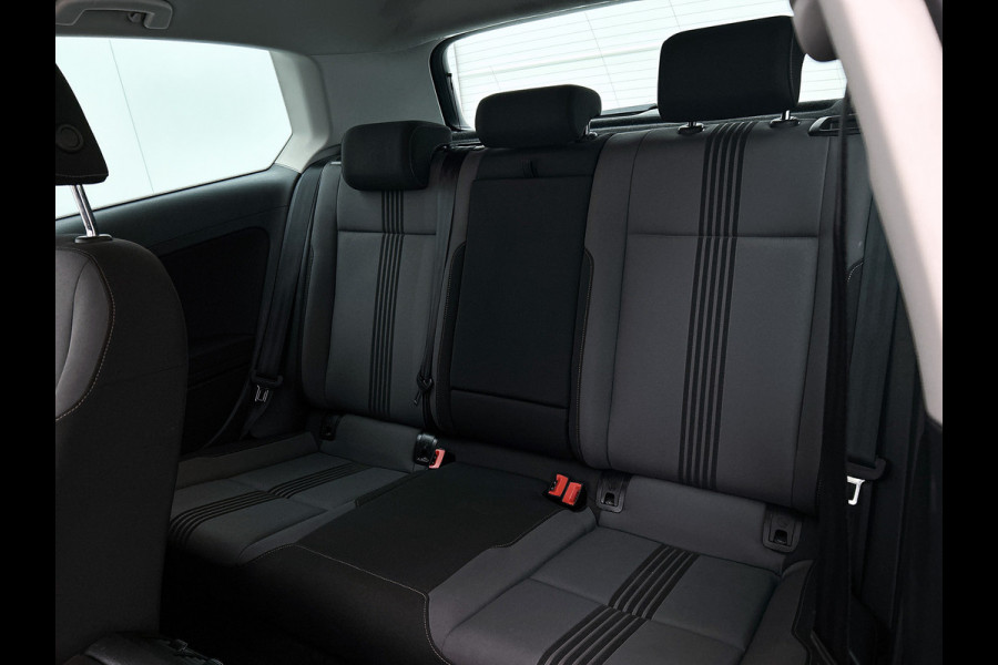 Volkswagen Golf 1.2 TSI Trendline / Navi / Cruise / Lmv 16" / Apple Car Play / Park pilot / Privacy Glass / Stoelverw. / Apk 03-2026