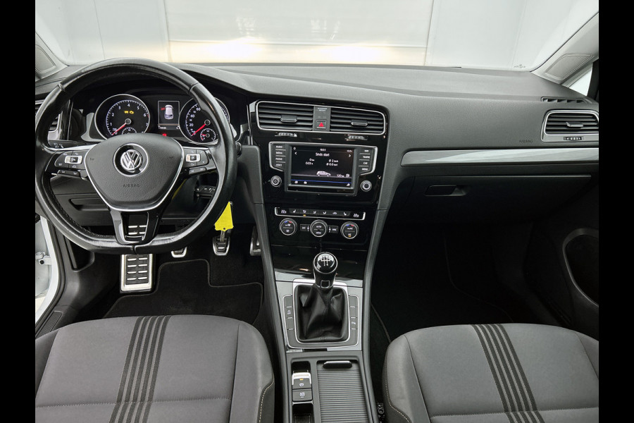 Volkswagen Golf 1.2 TSI Trendline / Navi / Cruise / Lmv 16" / Apple Car Play / Park pilot / Privacy Glass / Stoelverw. / Apk 03-2026