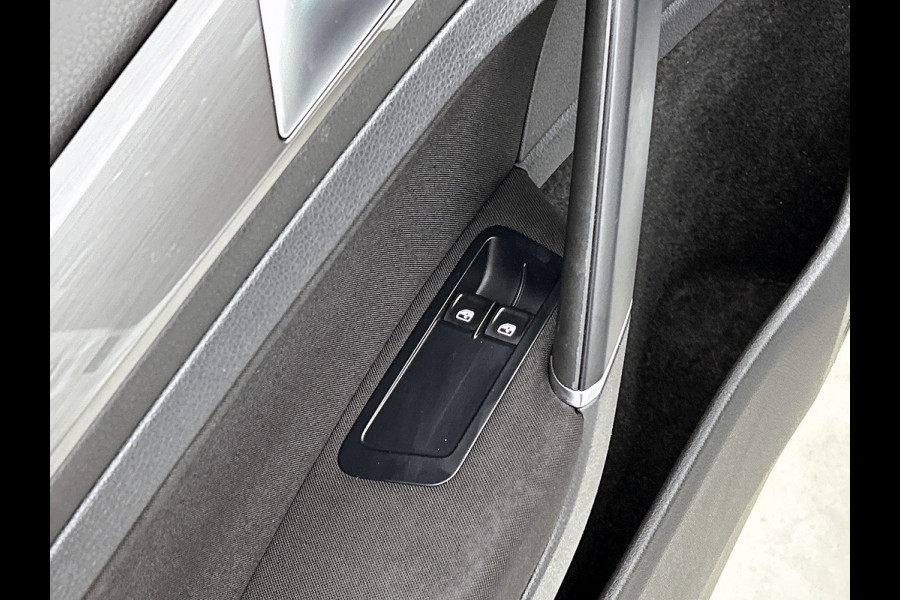 Volkswagen Golf 1.2 TSI Trendline / Navi / Cruise / Lmv 16" / Apple Car Play / Park pilot / Privacy Glass / Stoelverw. / Apk 03-2026