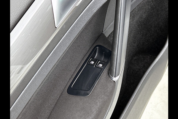 Volkswagen Golf 1.2 TSI Trendline / Navi / Cruise / Lmv 16" / Apple Car Play / Park pilot / Privacy Glass / Stoelverw. / Apk 03-2026