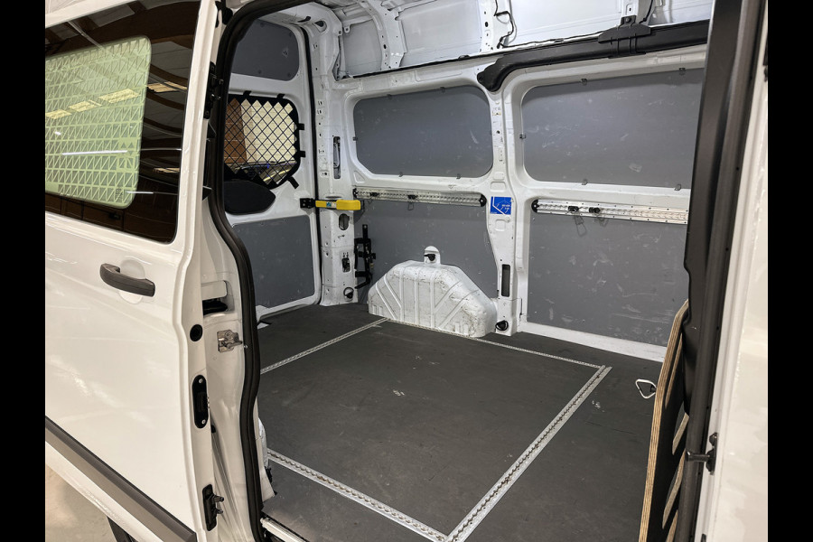 Ford Transit Custom 340 2.0 TDCI Automaat Euro6 131PK H2 Trend 3Pers. *ideaal voor Camper* Navigatie / Pdc./ Airco / Safety&Comfort pack / Driver assist / Stoelverwarming / Distributie vv.bij 36.126 KM / / Apk 11-2026
