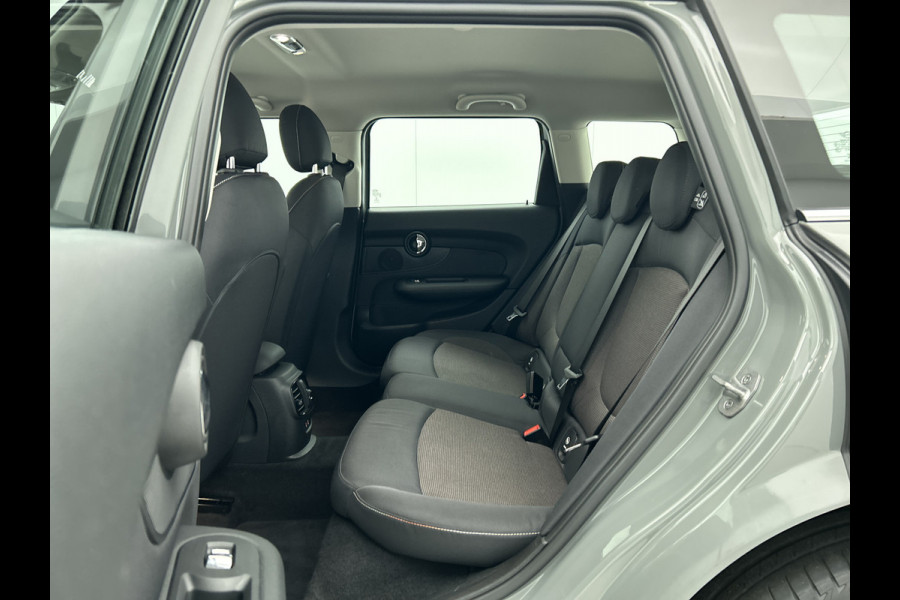 MINI Clubman 2.0D 150PK Cooper Business Edition / Airco-ecc./ Stoelverwarming / Navigatie / Trekhaak / Dab / Pdc. A / Radio multimedia / Apk 04-2026