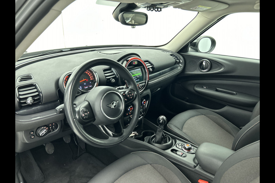 MINI Clubman 2.0D 150PK Cooper Business Edition / Airco-ecc./ Stoelverwarming / Navigatie / Trekhaak / Dab / Pdc. A / Radio multimedia / Apk 04-2026