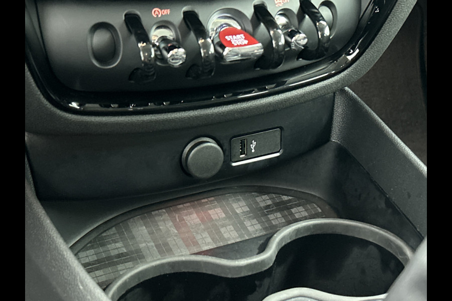 MINI Clubman 2.0D 150PK Cooper Business Edition / Airco-ecc./ Stoelverwarming / Navigatie / Trekhaak / Dab / Pdc. A / Radio multimedia / Apk 04-2026