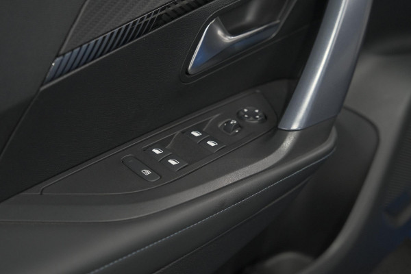 Peugeot 2008 PureTech 130 Allure | Trekhaak | Camera | Stoelverwarming | Adaptieve Cruise Control
