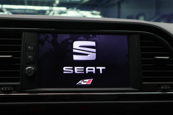 Seat Leon 2.0 TSI CUPRA 300 Panodak Navi Climate Leer Camera Carplay PDC Zwarte binnenhemel LED LM velgen
