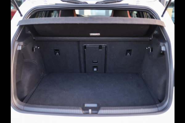 Volkswagen Golf 2.0 TSI GTI IQ-Light | Camera | Stuur/Stoelverw. | ACC