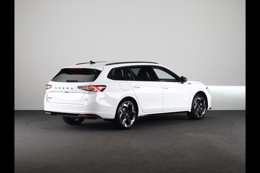 Škoda Superb Combi Sportline Business PHEV 1.5 TSI 204 pk 6 versn. DSG | Panoramadak, elektrisch bedienbaar | Trekhaak, wegklapbaar | Travel Assist Plus Sportline | Dynamic Chassis Control Pakket | CANTON Soundsystem | Lichtmetalen velgen 19 inch Torcular zwart gepolijst