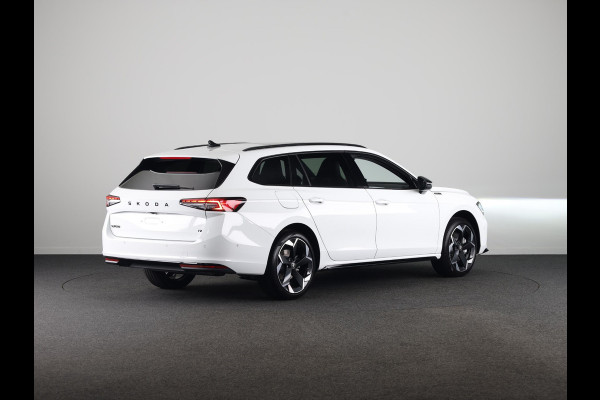 Škoda Superb Combi Sportline Business PHEV 1.5 TSI 204 pk 6 versn. DSG | Panoramadak, elektrisch bedienbaar | Trekhaak, wegklapbaar | Travel Assist Plus Sportline | Dynamic Chassis Control Pakket | CANTON Soundsystem | Lichtmetalen velgen 19 inch Torcular zwart gepolijst