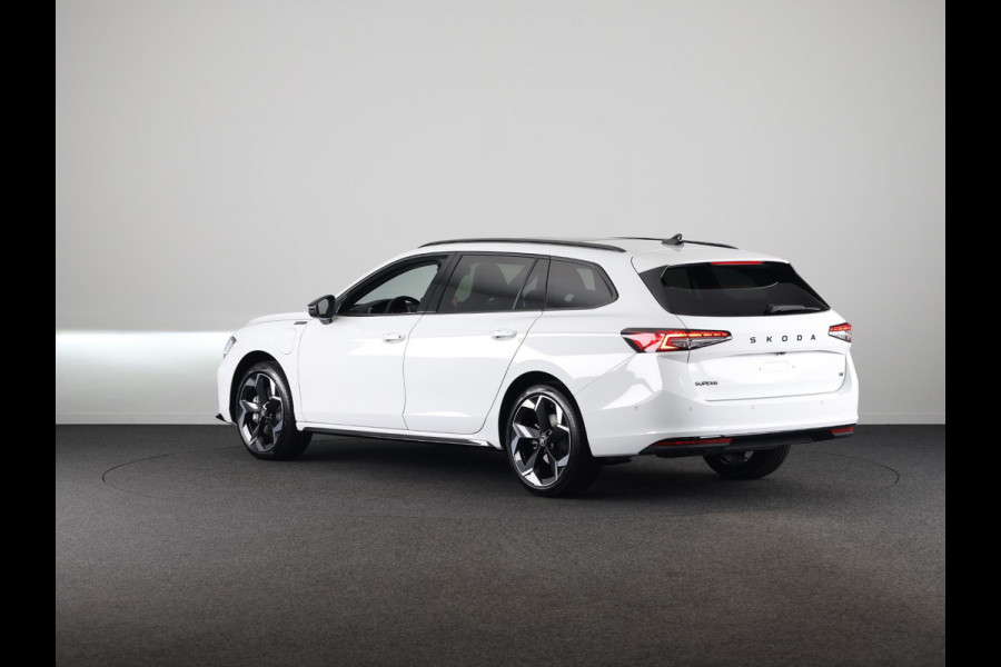 Škoda Superb Combi Sportline Business PHEV 1.5 TSI 204 pk 6 versn. DSG | Panoramadak, elektrisch bedienbaar | Trekhaak, wegklapbaar | Travel Assist Plus Sportline | Dynamic Chassis Control Pakket | CANTON Soundsystem | Lichtmetalen velgen 19 inch Torcular zwart gepolijst