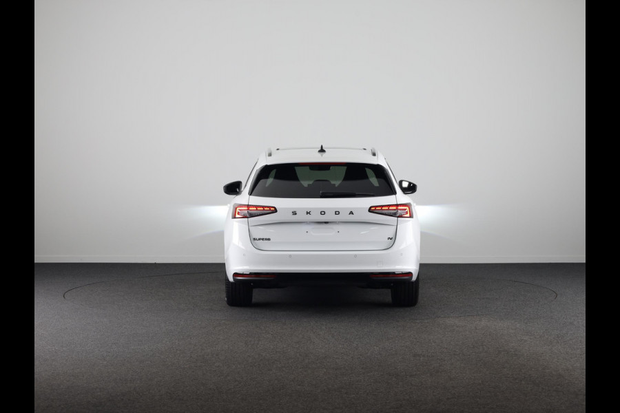 Škoda Superb Combi Sportline Business PHEV 1.5 TSI 204 pk 6 versn. DSG | Panoramadak, elektrisch bedienbaar | Trekhaak, wegklapbaar | Travel Assist Plus Sportline | Dynamic Chassis Control Pakket | CANTON Soundsystem | Lichtmetalen velgen 19 inch Torcular zwart gepolijst