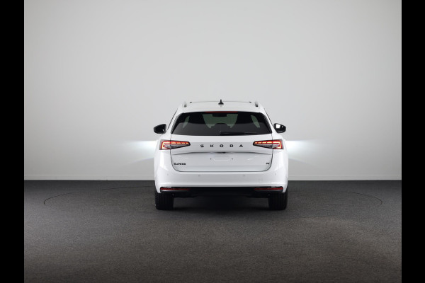 Škoda Superb Combi Sportline Business PHEV 1.5 TSI 204 pk 6 versn. DSG | Panoramadak, elektrisch bedienbaar | Trekhaak, wegklapbaar | Travel Assist Plus Sportline | Dynamic Chassis Control Pakket | CANTON Soundsystem | Lichtmetalen velgen 19 inch Torcular zwart gepolijst