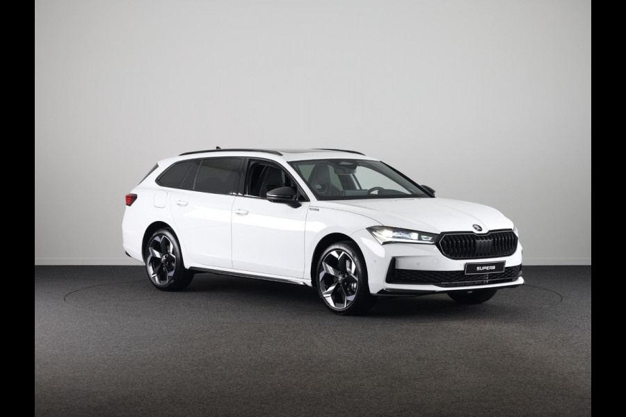 Škoda Superb Combi Sportline Business PHEV 1.5 TSI 204 pk 6 versn. DSG | Panoramadak, elektrisch bedienbaar | Trekhaak, wegklapbaar | Travel Assist Plus Sportline | Dynamic Chassis Control Pakket | CANTON Soundsystem | Lichtmetalen velgen 19 inch Torcular zwart gepolijst