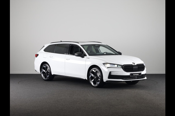 Škoda Superb Combi Sportline Business PHEV 1.5 TSI 204 pk 6 versn. DSG | Panoramadak, elektrisch bedienbaar | Trekhaak, wegklapbaar | Travel Assist Plus Sportline | Dynamic Chassis Control Pakket | CANTON Soundsystem | Lichtmetalen velgen 19 inch Torcular zwart gepolijst