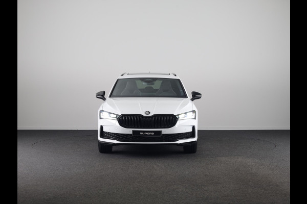 Škoda Superb Combi Sportline Business PHEV 1.5 TSI 204 pk 6 versn. DSG | Panoramadak, elektrisch bedienbaar | Trekhaak, wegklapbaar | Travel Assist Plus Sportline | Dynamic Chassis Control Pakket | CANTON Soundsystem | Lichtmetalen velgen 19 inch Torcular zwart gepolijst