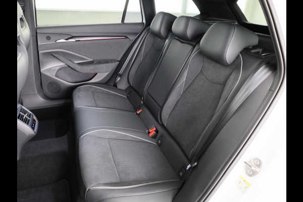 Škoda Superb Combi Sportline Business PHEV 1.5 TSI 204 pk 6 versn. DSG | Panoramadak, elektrisch bedienbaar | Trekhaak, wegklapbaar | Travel Assist Plus Sportline | Dynamic Chassis Control Pakket | CANTON Soundsystem | Lichtmetalen velgen 19 inch Torcular zwart gepolijst