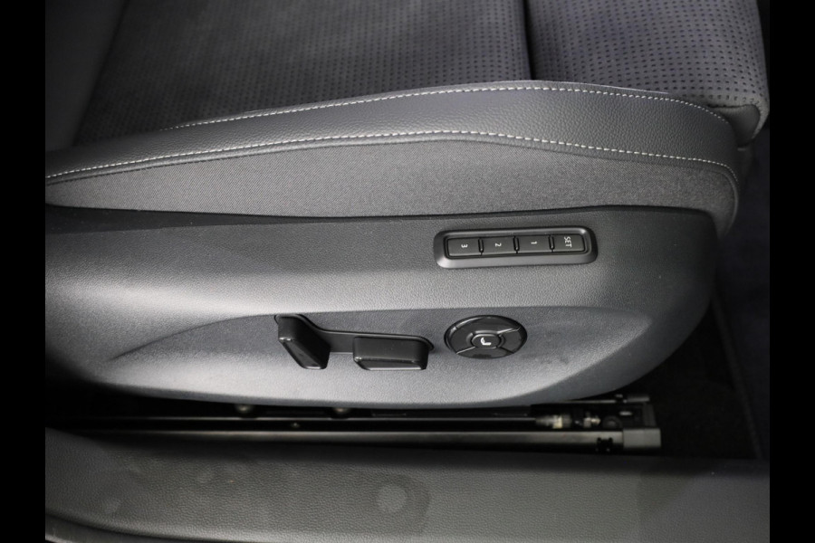 Škoda Superb Combi Sportline Business PHEV 1.5 TSI 204 pk 6 versn. DSG | Panoramadak, elektrisch bedienbaar | Trekhaak, wegklapbaar | Travel Assist Plus Sportline | Dynamic Chassis Control Pakket | CANTON Soundsystem | Lichtmetalen velgen 19 inch Torcular zwart gepolijst
