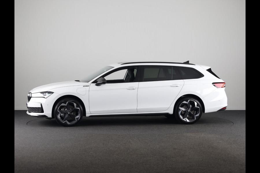 Škoda Superb Combi Sportline Business PHEV 1.5 TSI 204 pk 6 versn. DSG | Panoramadak, elektrisch bedienbaar | Trekhaak, wegklapbaar | Travel Assist Plus Sportline | Dynamic Chassis Control Pakket | CANTON Soundsystem | Lichtmetalen velgen 19 inch Torcular zwart gepolijst