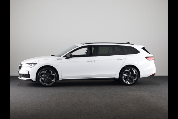 Škoda Superb Combi Sportline Business PHEV 1.5 TSI 204 pk 6 versn. DSG | Panoramadak, elektrisch bedienbaar | Trekhaak, wegklapbaar | Travel Assist Plus Sportline | Dynamic Chassis Control Pakket | CANTON Soundsystem | Lichtmetalen velgen 19 inch Torcular zwart gepolijst