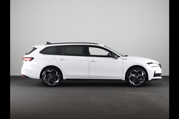 Škoda Superb Combi Sportline Business PHEV 1.5 TSI 204 pk 6 versn. DSG | Panoramadak, elektrisch bedienbaar | Trekhaak, wegklapbaar | Travel Assist Plus Sportline | Dynamic Chassis Control Pakket | CANTON Soundsystem | Lichtmetalen velgen 19 inch Torcular zwart gepolijst