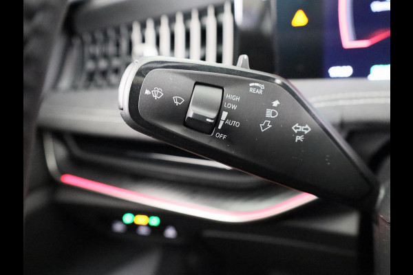 Škoda Superb Combi Sportline Business PHEV 1.5 TSI 204 pk 6 versn. DSG | Panoramadak, elektrisch bedienbaar | Trekhaak, wegklapbaar | Travel Assist Plus Sportline | Dynamic Chassis Control Pakket | CANTON Soundsystem | Lichtmetalen velgen 19 inch Torcular zwart gepolijst