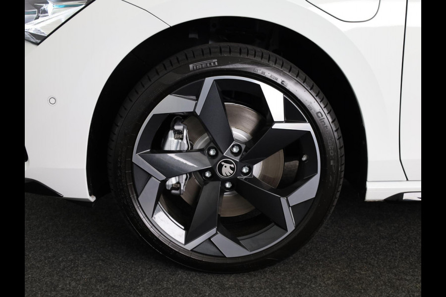 Škoda Superb Combi Sportline Business PHEV 1.5 TSI 204 pk 6 versn. DSG | Panoramadak, elektrisch bedienbaar | Trekhaak, wegklapbaar | Travel Assist Plus Sportline | Dynamic Chassis Control Pakket | CANTON Soundsystem | Lichtmetalen velgen 19 inch Torcular zwart gepolijst