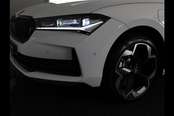 Škoda Superb Combi Sportline Business PHEV 1.5 TSI 204 pk 6 versn. DSG | Panoramadak, elektrisch bedienbaar | Trekhaak, wegklapbaar | Travel Assist Plus Sportline | Dynamic Chassis Control Pakket | CANTON Soundsystem | Lichtmetalen velgen 19 inch Torcular zwart gepolijst