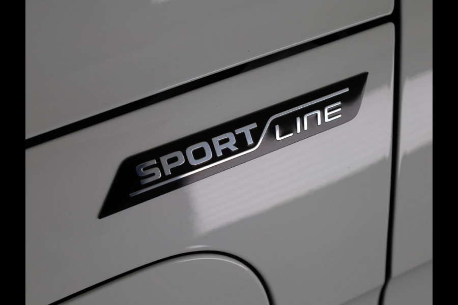 Škoda Superb Combi Sportline Business PHEV 1.5 TSI 204 pk 6 versn. DSG | Panoramadak, elektrisch bedienbaar | Trekhaak, wegklapbaar | Travel Assist Plus Sportline | Dynamic Chassis Control Pakket | CANTON Soundsystem | Lichtmetalen velgen 19 inch Torcular zwart gepolijst