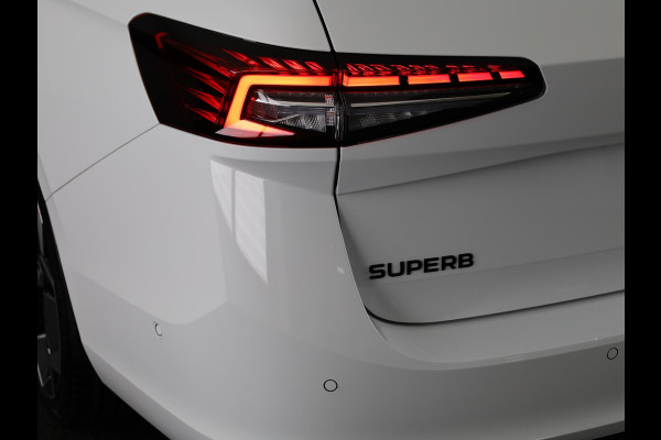Škoda Superb Combi Sportline Business PHEV 1.5 TSI 204 pk 6 versn. DSG | Panoramadak, elektrisch bedienbaar | Trekhaak, wegklapbaar | Travel Assist Plus Sportline | Dynamic Chassis Control Pakket | CANTON Soundsystem | Lichtmetalen velgen 19 inch Torcular zwart gepolijst