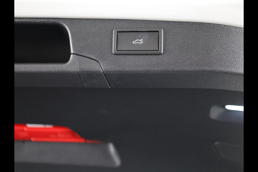 Škoda Superb Combi Sportline Business PHEV 1.5 TSI 204 pk 6 versn. DSG | Panoramadak, elektrisch bedienbaar | Trekhaak, wegklapbaar | Travel Assist Plus Sportline | Dynamic Chassis Control Pakket | CANTON Soundsystem | Lichtmetalen velgen 19 inch Torcular zwart gepolijst