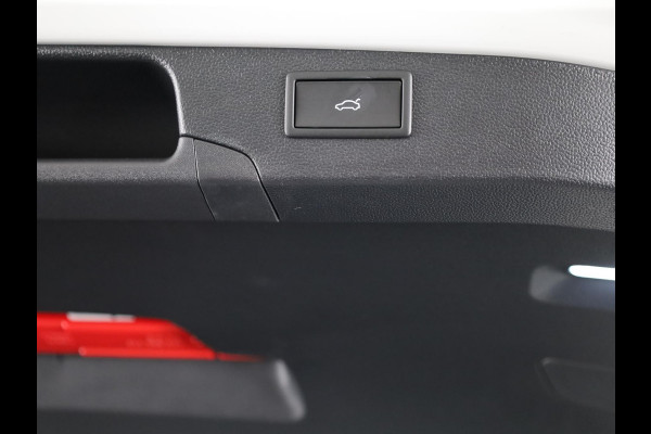 Škoda Superb Combi Sportline Business PHEV 1.5 TSI 204 pk 6 versn. DSG | Panoramadak, elektrisch bedienbaar | Trekhaak, wegklapbaar | Travel Assist Plus Sportline | Dynamic Chassis Control Pakket | CANTON Soundsystem | Lichtmetalen velgen 19 inch Torcular zwart gepolijst