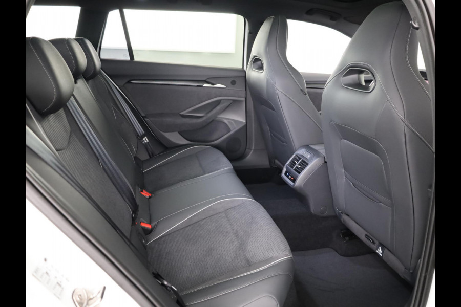 Škoda Superb Combi Sportline Business PHEV 1.5 TSI 204 pk 6 versn. DSG | Panoramadak, elektrisch bedienbaar | Trekhaak, wegklapbaar | Travel Assist Plus Sportline | Dynamic Chassis Control Pakket | CANTON Soundsystem | Lichtmetalen velgen 19 inch Torcular zwart gepolijst
