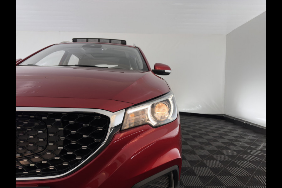 MG ZS EV Luxury 45 kWh [3-Fase] {SOH-100%} Aut. *PANO | LUXURY-LEATHER | CCS-FASTLOADER | KEYLESS | NAVI-FULLMAP | ADAPTIVE-CRUISE | CAMERA | HEATED-SPORTSEATS | CARPLAY | BLINDSPOT | DAB | LANE-ASSIST | PRIVACY-GLASS | 17''ALU*