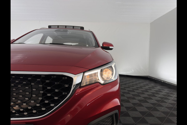 MG ZS EV Luxury 45 kWh [3-Fase] {SOH-100%} Aut. *PANO | LUXURY-LEATHER | CCS-FASTLOADER | KEYLESS | NAVI-FULLMAP | ADAPTIVE-CRUISE | CAMERA | HEATED-SPORTSEATS | CARPLAY | BLINDSPOT | DAB | LANE-ASSIST | PRIVACY-GLASS | 17''ALU*