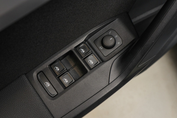 Seat Ibiza 1.0 TSI FR Navi Climate C. Virtual Camera Carplay PDC Zwarte binnenhemel LED LM velgen BTW auto