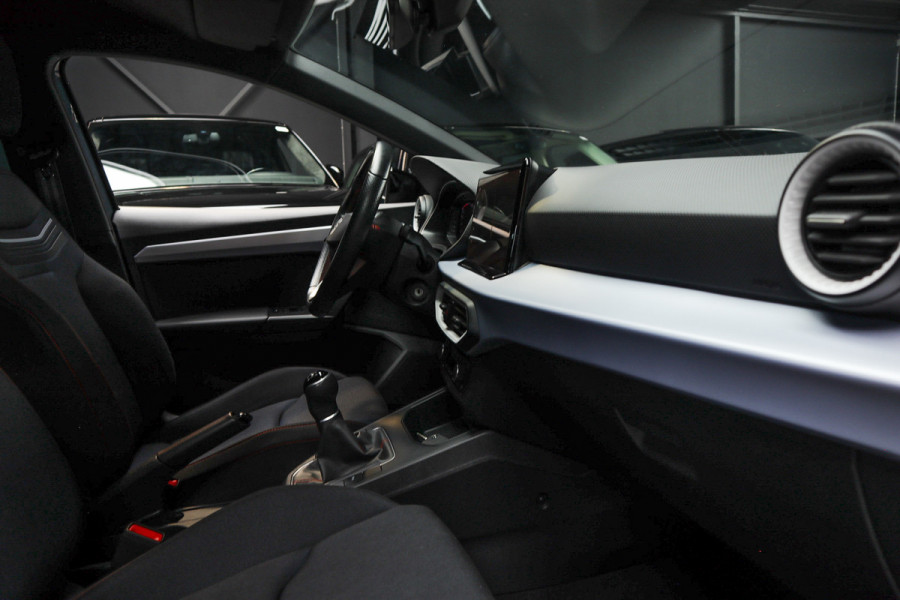 Seat Ibiza 1.0 TSI FR Navi Climate C. Virtual Camera Carplay PDC Zwarte binnenhemel LED LM velgen BTW auto