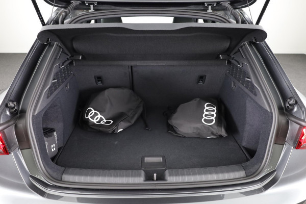 Audi A3 Sportback 40 TFSI e S edition 204pk | Verlengde garantie | Parkeercamera | Adaptieve cruise controle | Optiek pakket zwart Plus | Extra getint glas