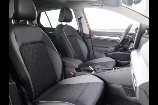 Volkswagen Golf 1.5 eTSI Life Edition GOAL 116 pk Automaat (DSG) | Verlengde garantie | Navigatie | Panoramadak | Parkeersensoren | Achteruitrijcamera | Stoelverwarming |