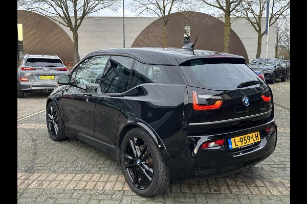 BMW i3 Dark Shadow Edition 120Ah 42 kWh VAN: €21.900,- VOOR: €19.877,- UW EINDEJAARSVOORDEEL: €2.023,- | HARMAN KARDON| ACHTERUITRIJCAMERA| STOELVERWARMING| WARMTEPOMP| COMFORT ACCESS