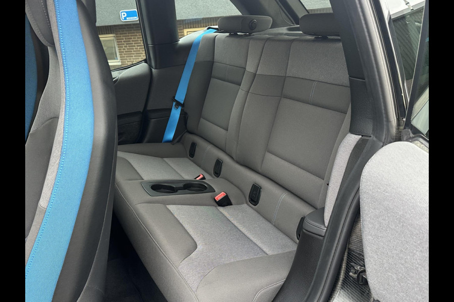 BMW i3 Dark Shadow Edition 120Ah 42 kWh VAN: €21.900,- VOOR: €19.877,- UW EINDEJAARSVOORDEEL: €2.023,- | HARMAN KARDON| ACHTERUITRIJCAMERA| STOELVERWARMING| WARMTEPOMP| COMFORT ACCESS