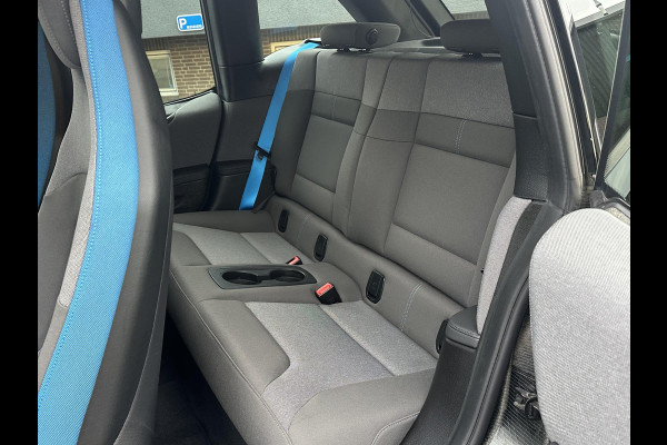 BMW i3 Dark Shadow Edition 120Ah 42 kWh VAN: €21.900,- VOOR: €19.877,- UW EINDEJAARSVOORDEEL: €2.023,- | HARMAN KARDON| ACHTERUITRIJCAMERA| STOELVERWARMING| WARMTEPOMP| COMFORT ACCESS