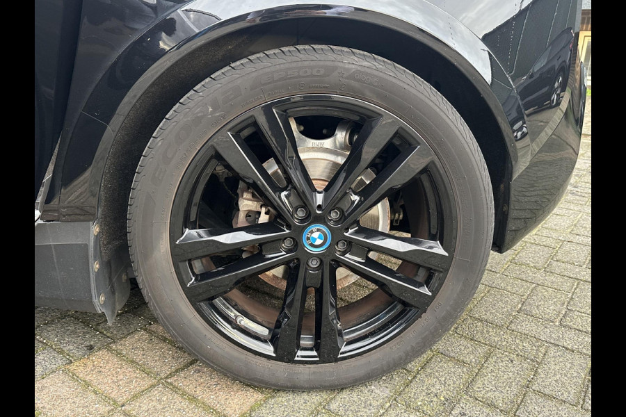 BMW i3 Dark Shadow Edition 120Ah 42 kWh VAN: €21.900,- VOOR: €19.877,- UW EINDEJAARSVOORDEEL: €2.023,- | HARMAN KARDON| ACHTERUITRIJCAMERA| STOELVERWARMING| WARMTEPOMP| COMFORT ACCESS