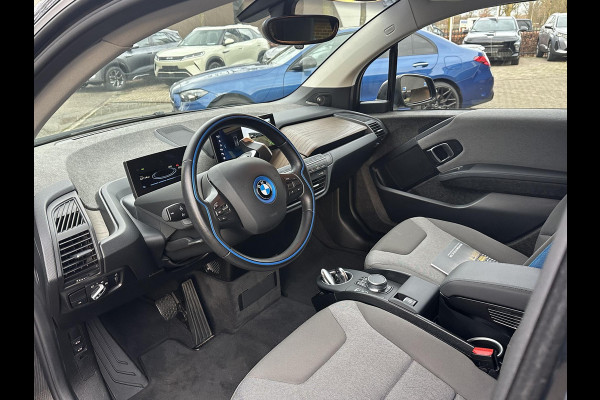 BMW i3 Dark Shadow Edition 120Ah 42 kWh VAN: €21.900,- VOOR: €19.877,- UW EINDEJAARSVOORDEEL: €2.023,- | HARMAN KARDON| ACHTERUITRIJCAMERA| STOELVERWARMING| WARMTEPOMP| COMFORT ACCESS
