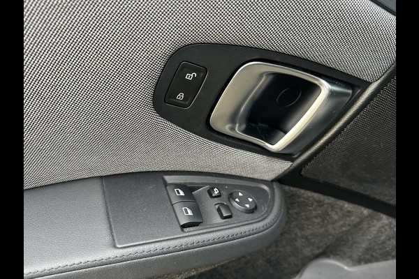 BMW i3 Dark Shadow Edition 120Ah 42 kWh VAN: €21.900,- VOOR: €19.877,- UW EINDEJAARSVOORDEEL: €2.023,- | HARMAN KARDON| ACHTERUITRIJCAMERA| STOELVERWARMING| WARMTEPOMP| COMFORT ACCESS