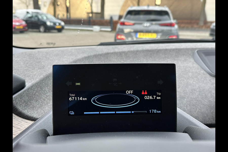 BMW i3 Dark Shadow Edition 120Ah 42 kWh VAN: €21.900,- VOOR: €19.877,- UW EINDEJAARSVOORDEEL: €2.023,- | HARMAN KARDON| ACHTERUITRIJCAMERA| STOELVERWARMING| WARMTEPOMP| COMFORT ACCESS