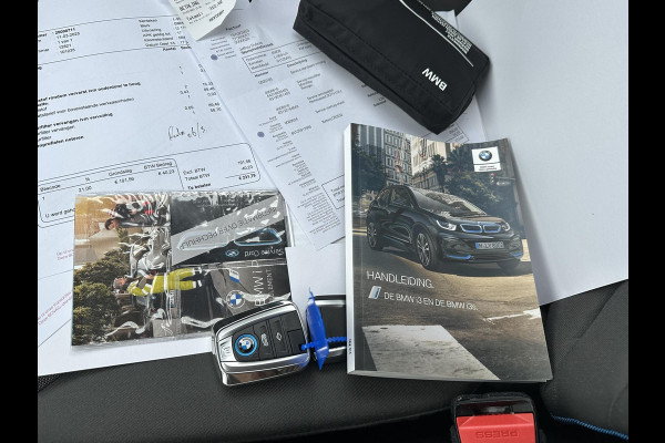 BMW i3 Dark Shadow Edition 120Ah 42 kWh VAN: €21.900,- VOOR: €19.877,- UW EINDEJAARSVOORDEEL: €2.023,- | HARMAN KARDON| ACHTERUITRIJCAMERA| STOELVERWARMING| WARMTEPOMP| COMFORT ACCESS