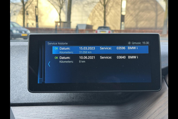 BMW i3 Dark Shadow Edition 120Ah 42 kWh VAN: €21.900,- VOOR: €19.877,- UW EINDEJAARSVOORDEEL: €2.023,- | HARMAN KARDON| ACHTERUITRIJCAMERA| STOELVERWARMING| WARMTEPOMP| COMFORT ACCESS