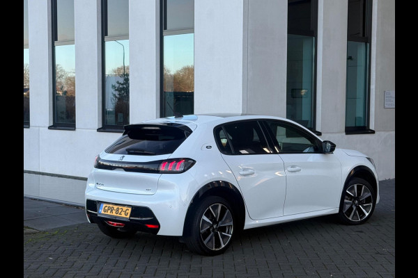 Peugeot e-208 EV GT 350 50 kWh, fase 3, panoramadak, 360 camera, 1/2 lederen sportinterieur,stoelverwarming, parelmoer, 17 inch